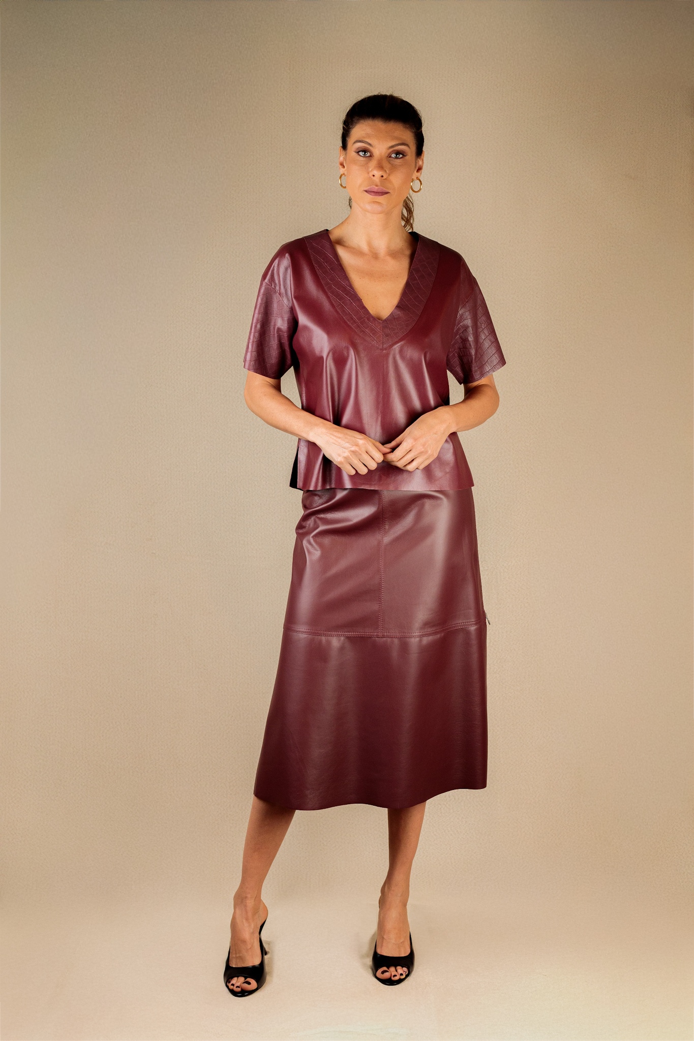 Blusa Vinho Manga Curta com Decote V e Detalhes Croco