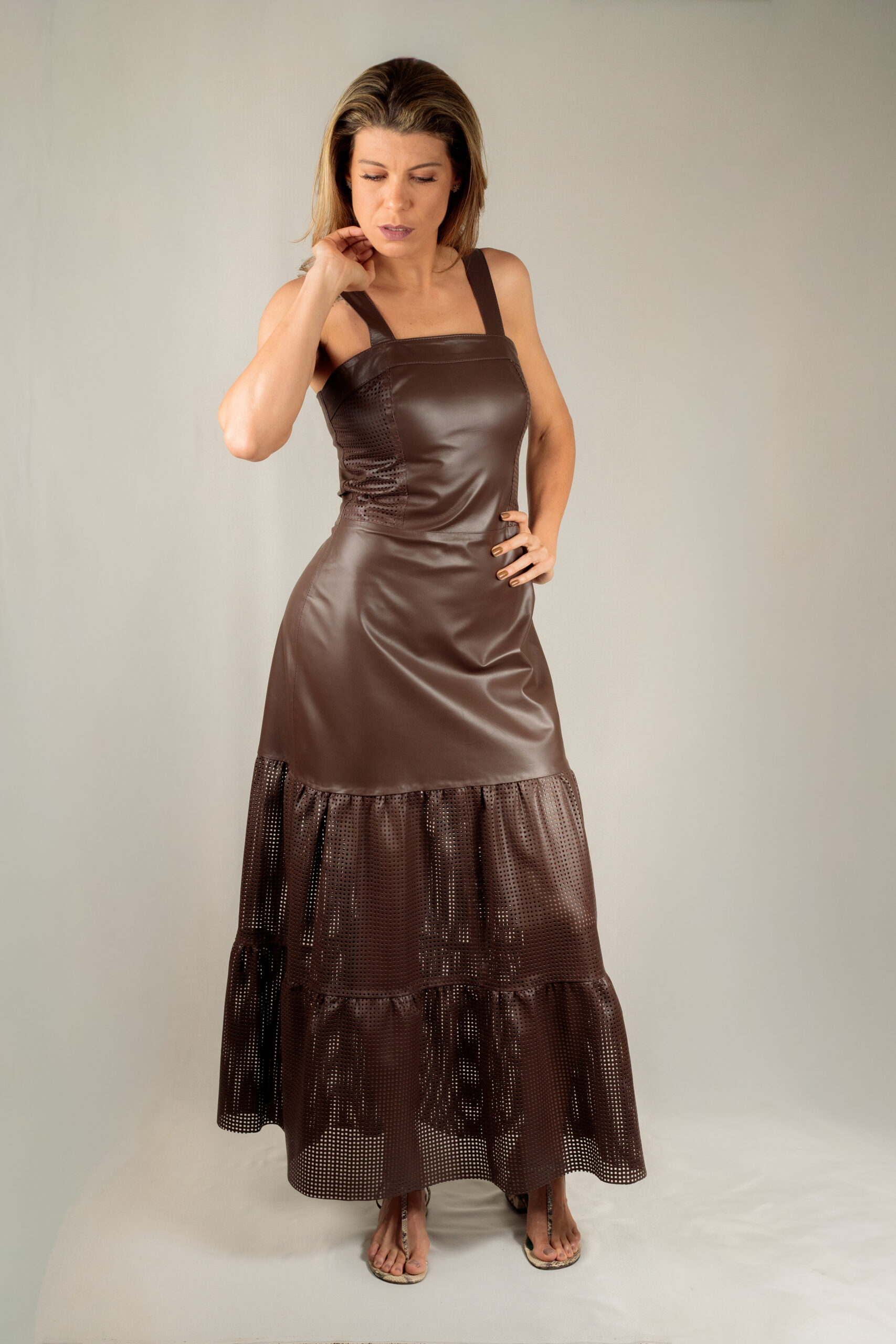 Vestido Longo com Alças Largas e Barra Texturizada - Cor Chocolate - Imagem 2