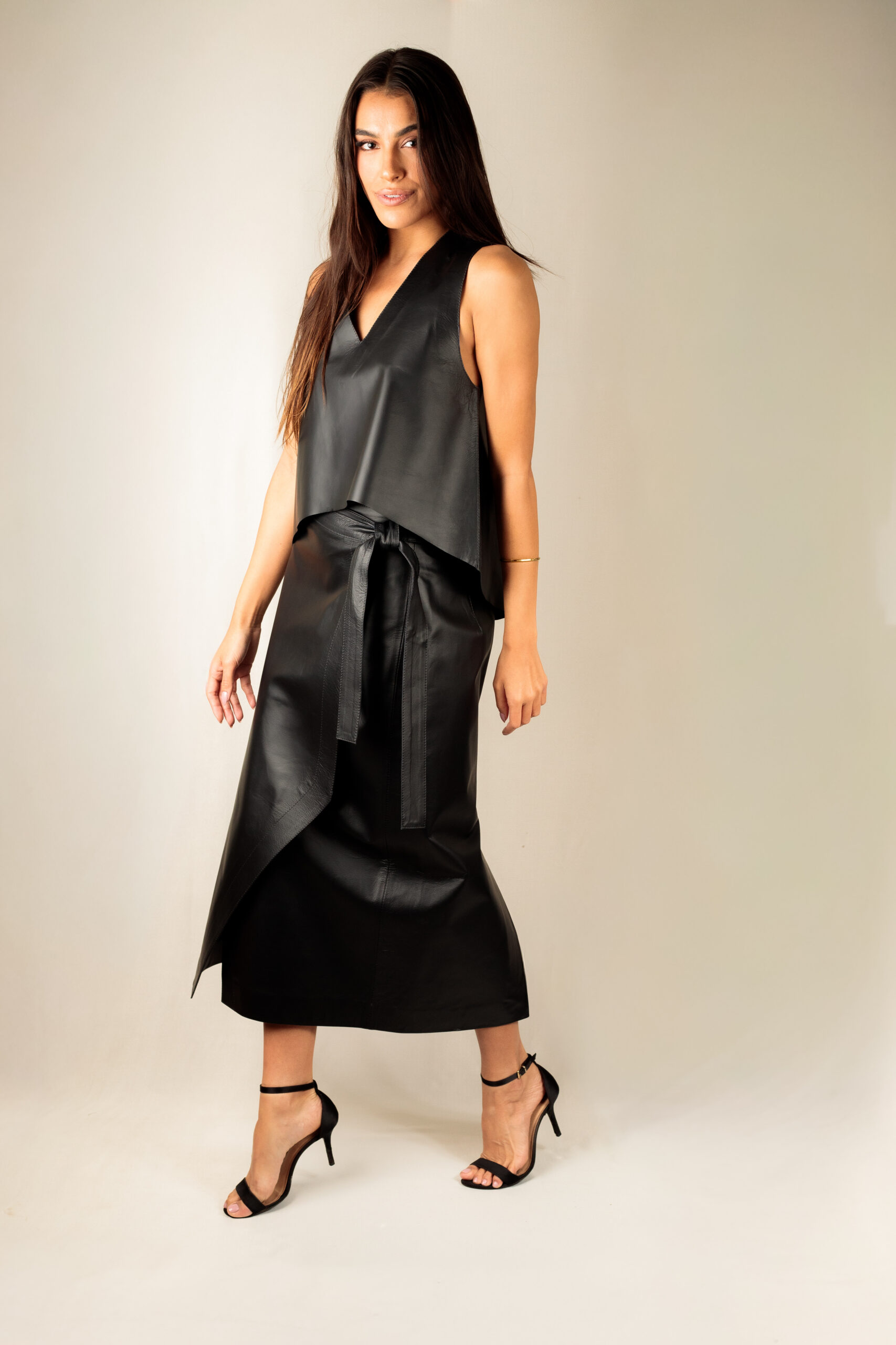 Saia Midi Transpassada com Faixa - Cor Preto - Imagem 2