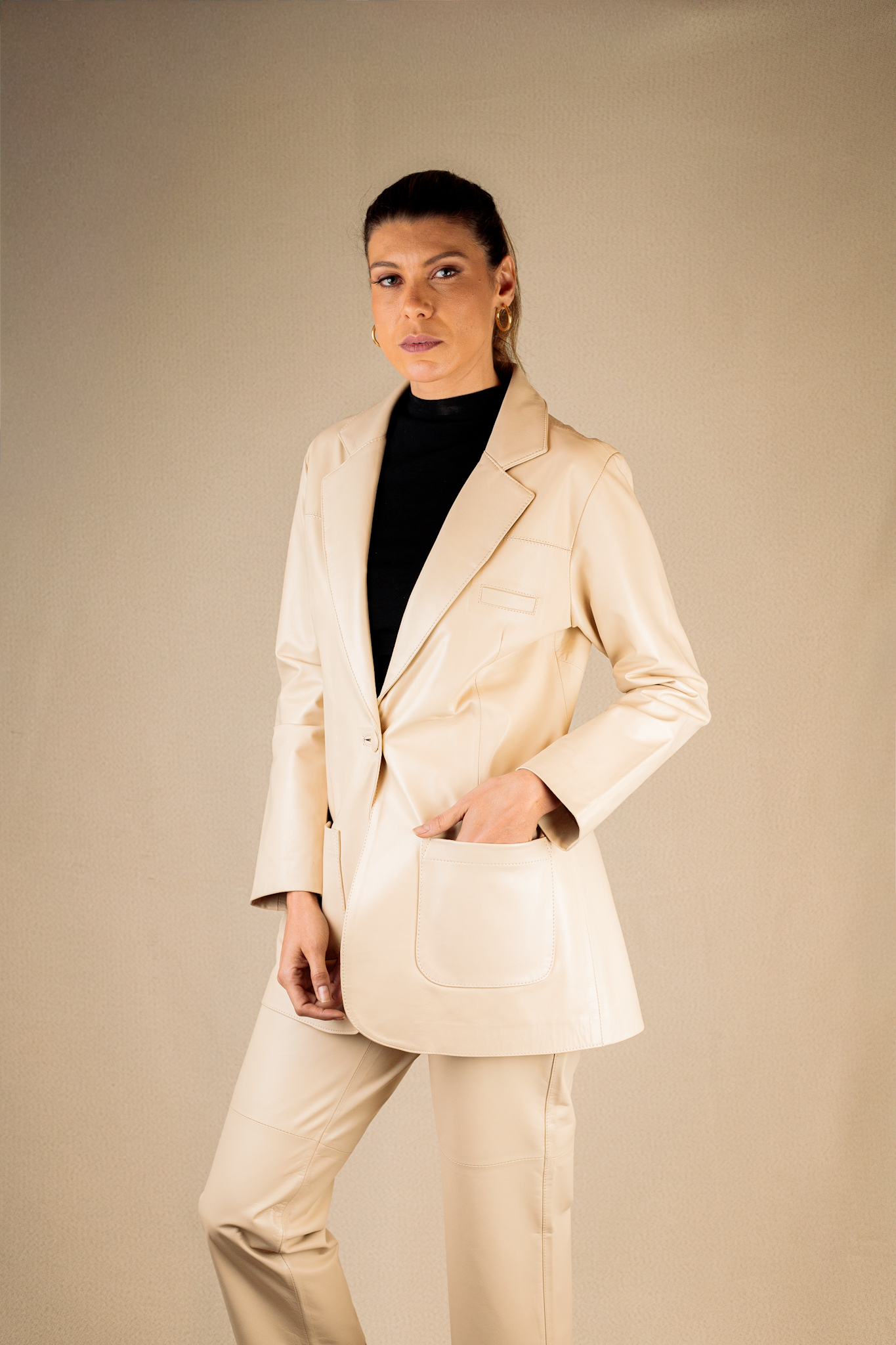 Blazer Alongado de Couro Off-White com Bolso Maxi - Imagem 2