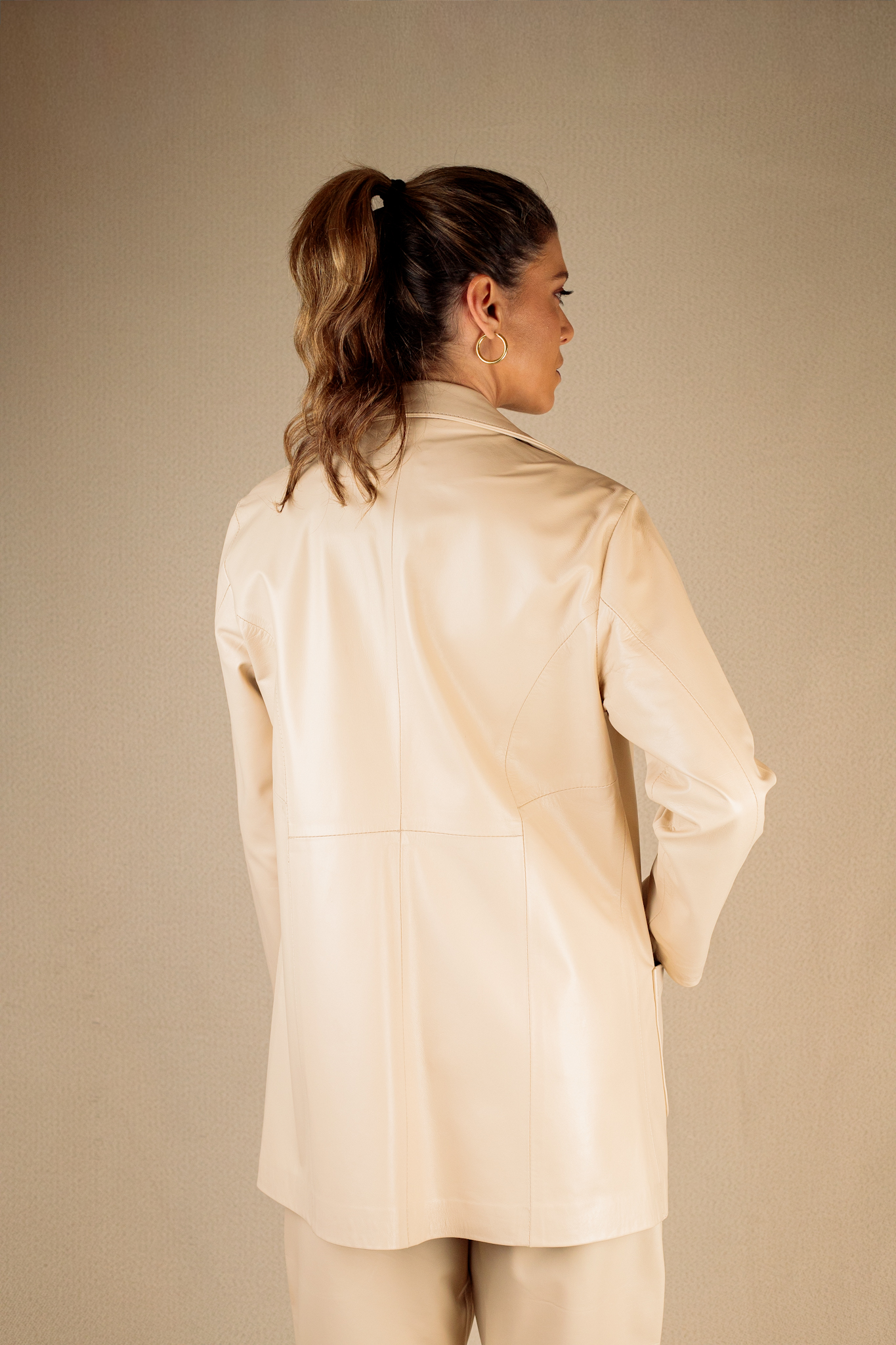 Blazer Alongado de Couro Off-White com Bolso Maxi - Imagem 3