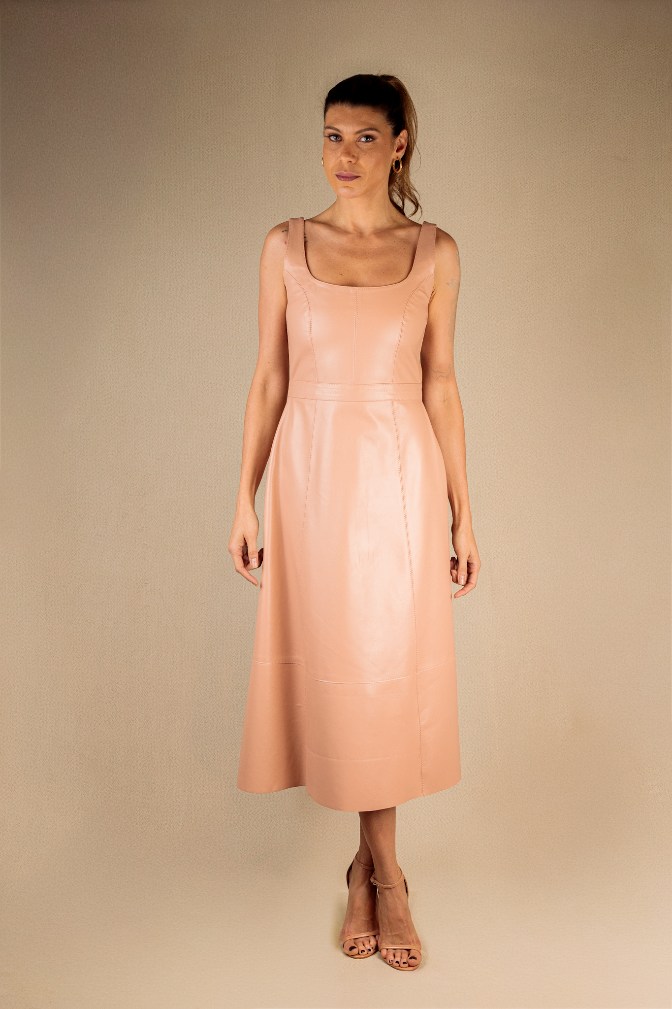 Vestido Midi de Couro Nude com Alças Largas - Imagem 2