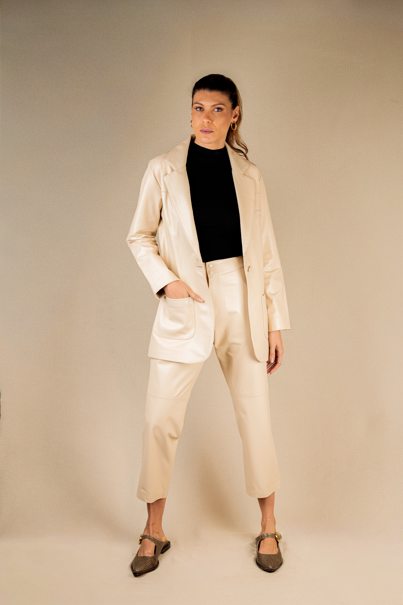 Calça Cropped de Couro Off-White com Recortes - Imagem 2