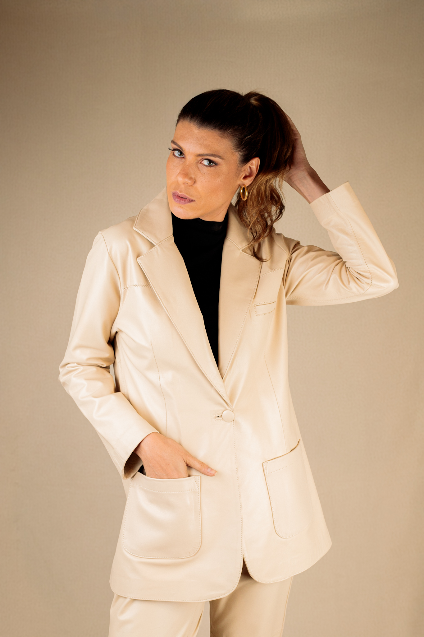 Blazer Alongado de Couro Off-White com Bolso Maxi - Imagem 5