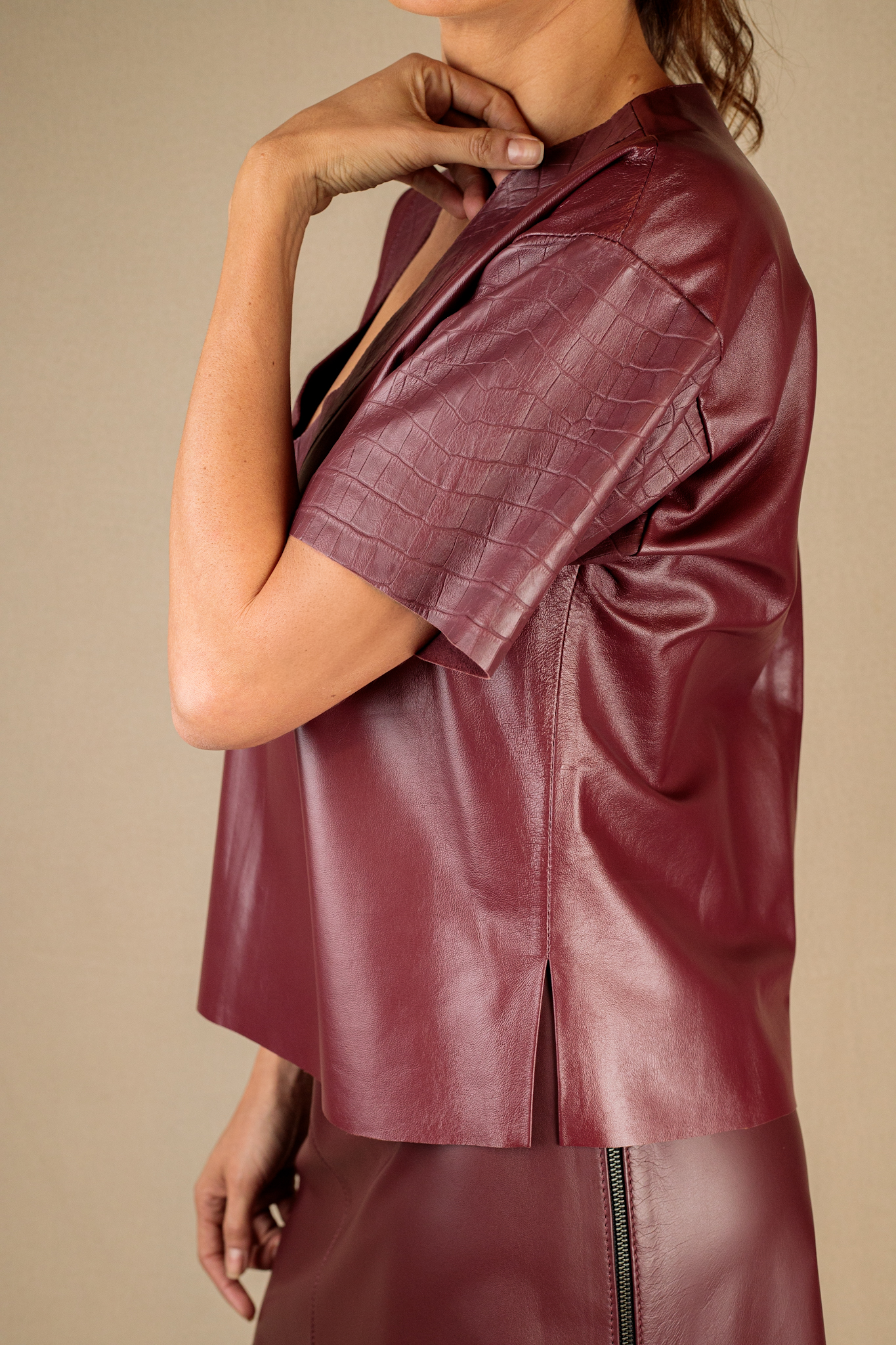 Blusa Vinho Manga Curta com Decote V e Detalhes Croco - Imagem 4