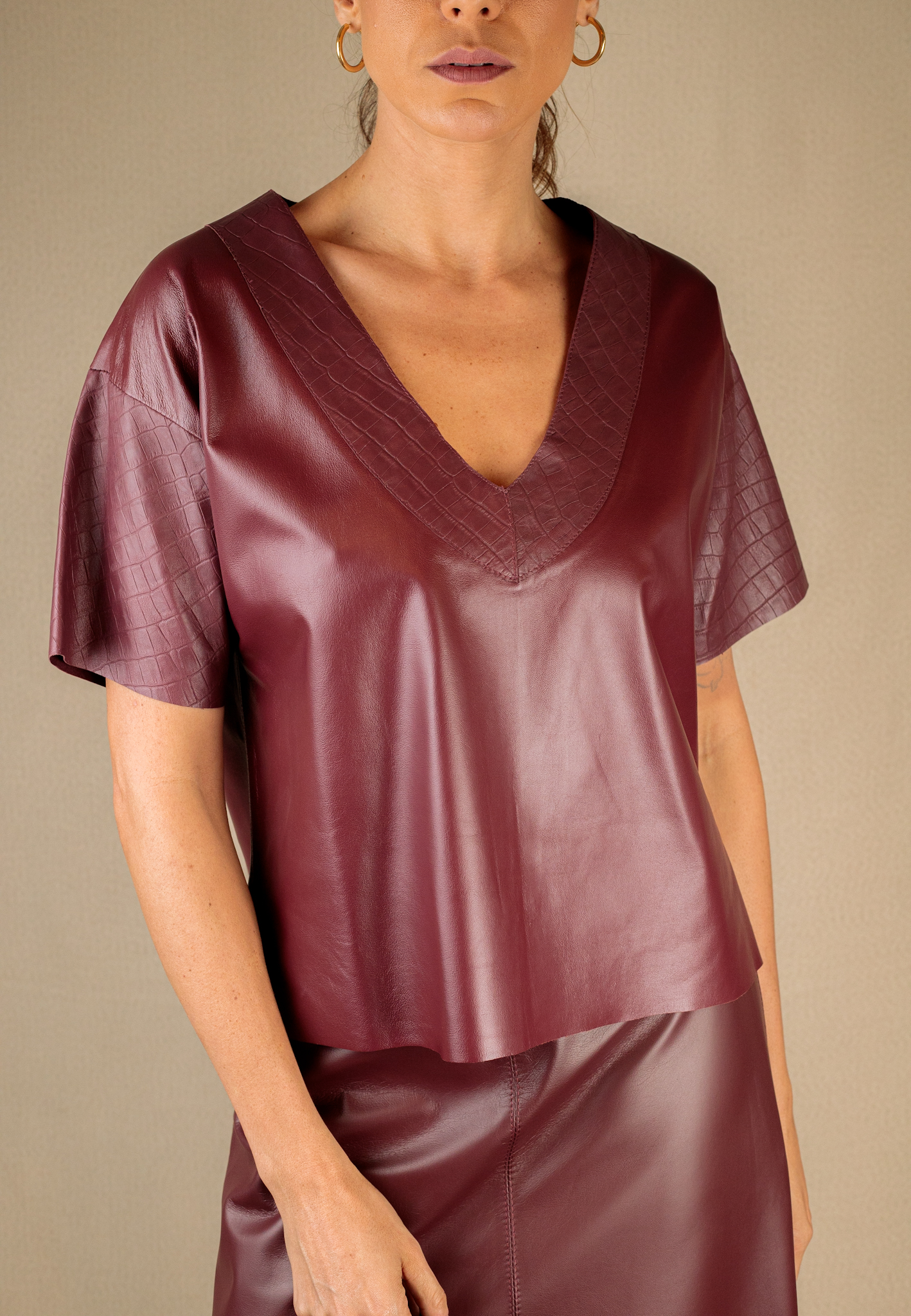 Blusa Vinho Manga Curta com Decote V e Detalhes Croco - Imagem 3