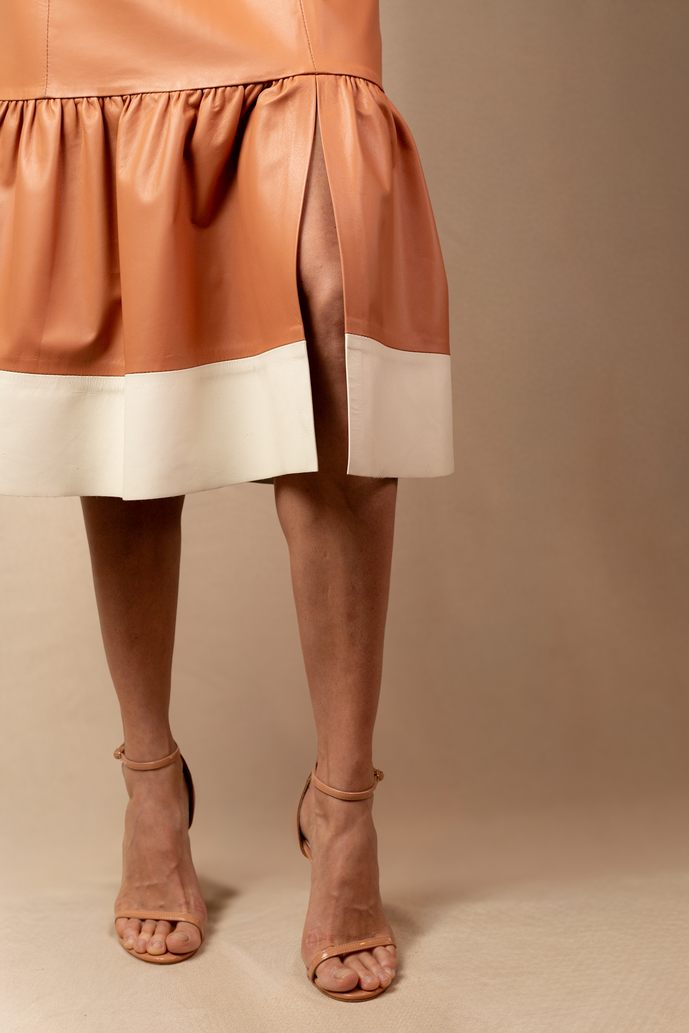 Vestido Midi Bicolor com Cinto - Cor: Amêndoa