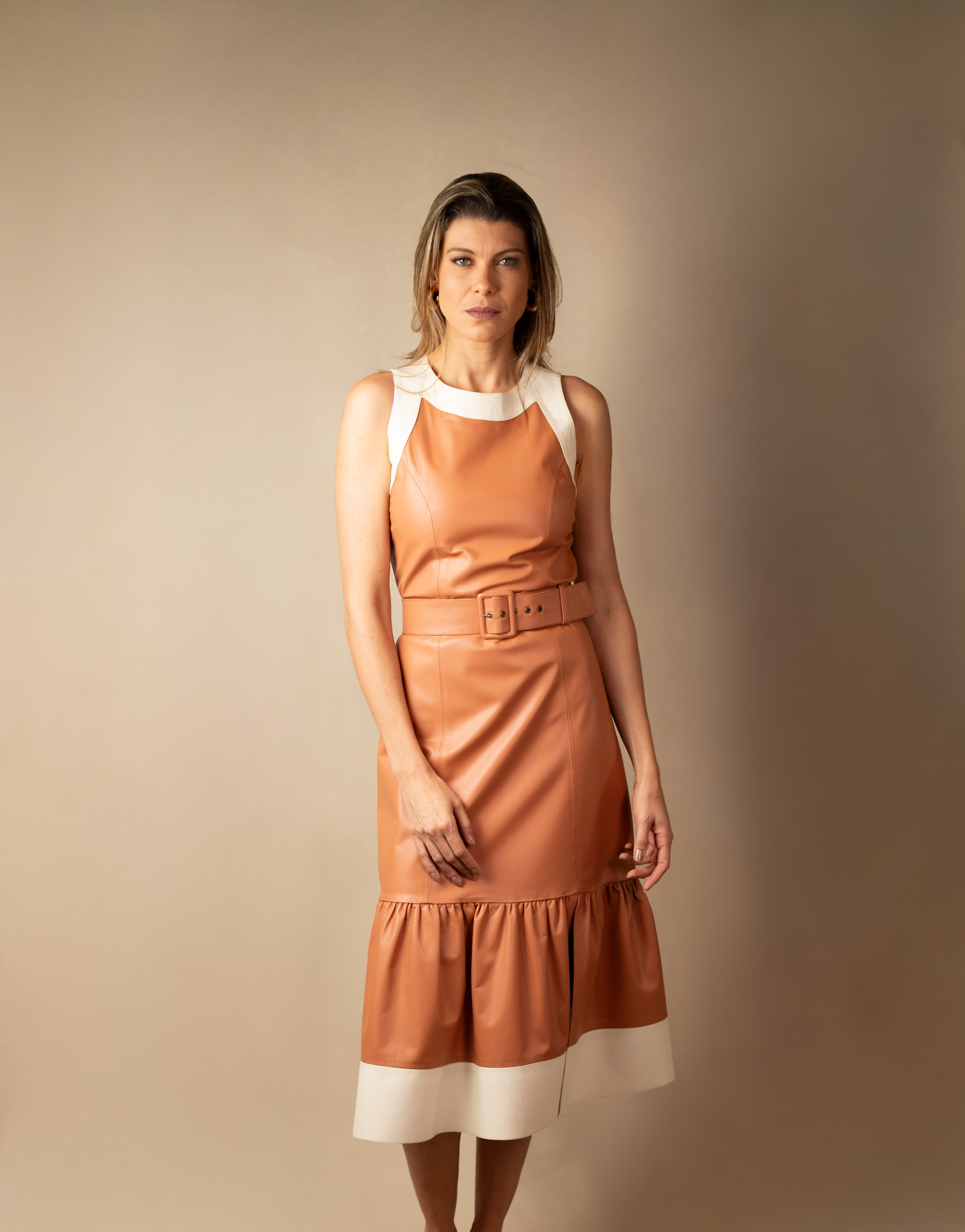 Vestido Midi Bicolor com Cinto - Cor: Amêndoa - Imagem 3