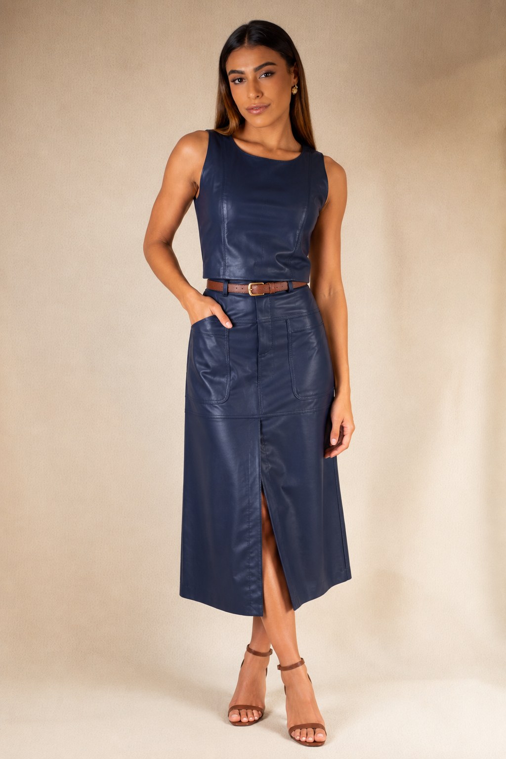 Regata cropped e saia evasê de couro azul marinho
