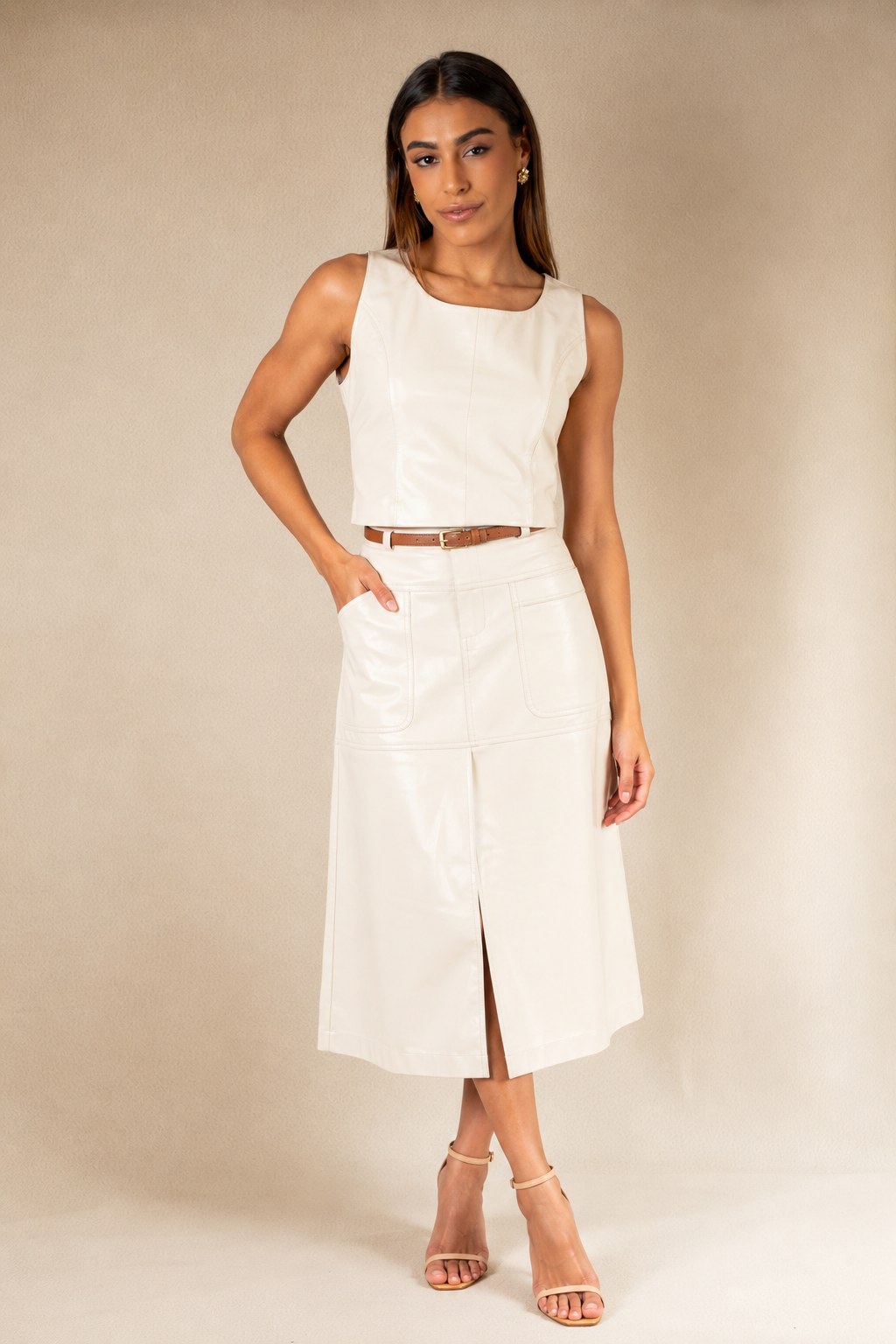Regata cropped e saia evasê de couro off white