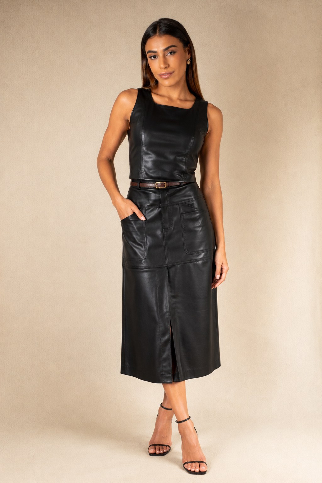 Regata cropped e saia evasê de couro preto