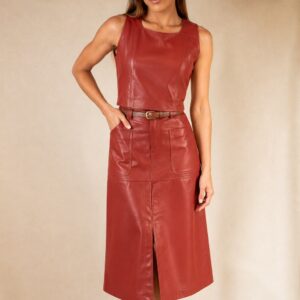 Regata cropped e saia evasê de couro terracota