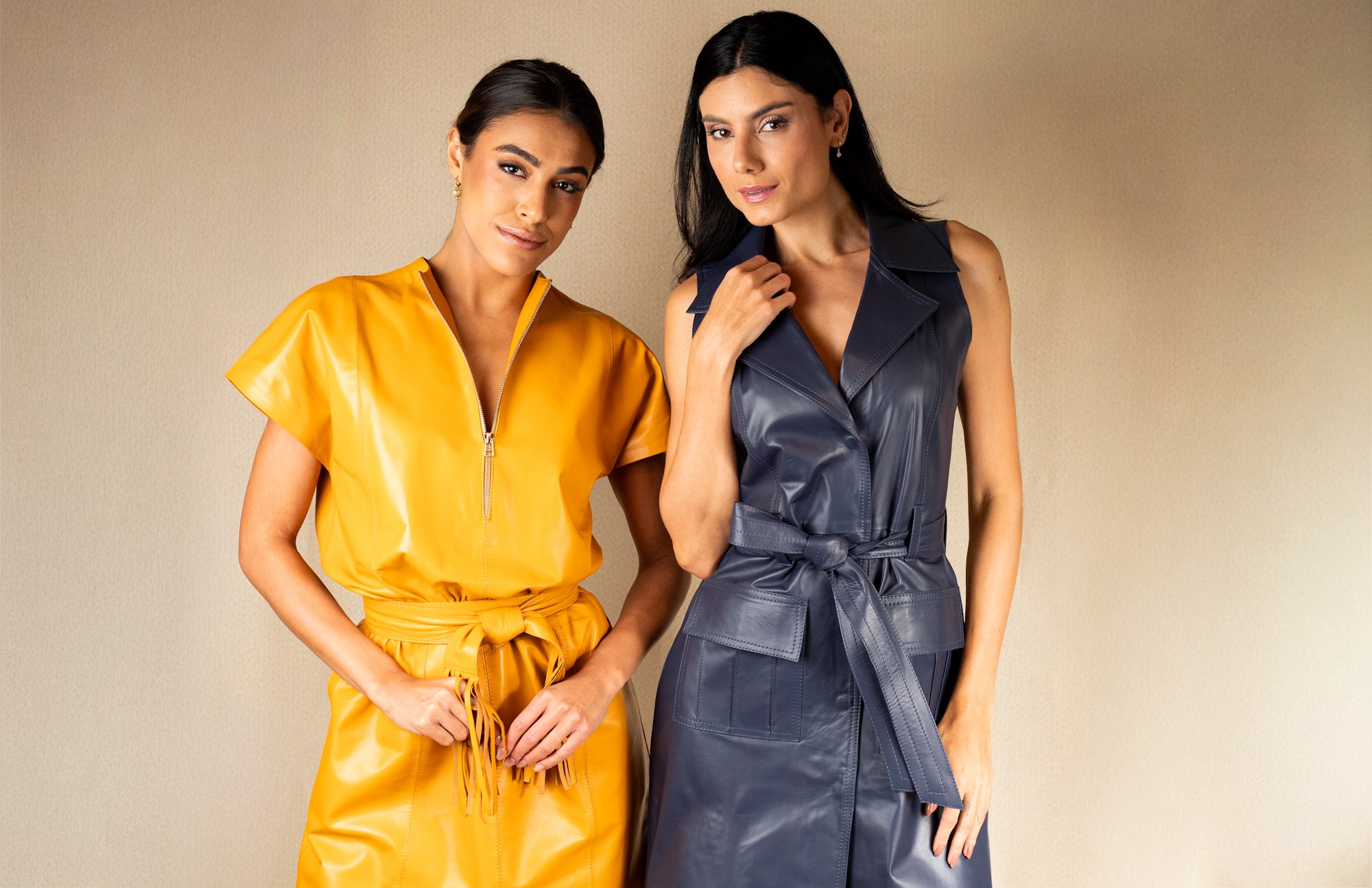 Modelos vestindo peças de couro da New Collection SKN