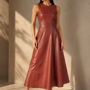 Vestido Godê em couro terracota, sem mangas, com recortes e saia rodada midi