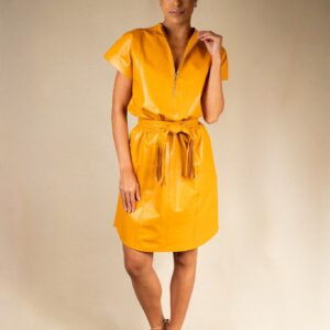 Vestido em couro honey com zíper e cinto de franjas — SKN Ateliê do Couro